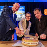 <p>Pop-up Kennishub Noord-Nederland: Nieuwe inzichten als basis voor transities<br />
<br />
Op donderdag 12 maart kwamen in Thialf Heerenveen meer dan 200 professionals uit overheid, onderwijs en bedrijfsleven samen tijdens de Pop-up Kennishub Noord-Nederland.<br />
<br />
De middag begon met een warm welkom door Tanja Lendzion (CEO Antea Group Nederland). Onder leiding van dagvoorzitter Frank Evenblij blikte Tanja, samen met Minne Dolstra (directeur ijsstadion Thialf) terug op de lange geschiedenis die Thialf en Antea Group met elkaar delen.<br />
<br />
Voormalig topschaatser Gianni Romme gaf de aftrap met een krachtige metafoor: de klapschaats. Een innovatie die weerstand opriep, maar uiteindelijk de sport veranderde.<br />
<br />
In drie themasessies gingen we aan de slag met de volgende onderwerpen:<br />
- Samenwerken aan regionale opgaven<br />
- De collega van de toekomst<br />
- Navigeren door het AI-tijdperk<br />
<br />
Er was ook een bijzonder en spontaan moment: Antea Group kocht de allereerste Antoinette Rijpma - de Jong-kaas ????<br />
De opbrengst gaat naar de Antoinette Foundation, die zich inzet tegen pesten. Een klein gebaar, passend bij de sfeer van de dag: samen vooruit, met oog voor elkaar.<br />
<br />
Dank aan alle sprekers, partners en deelnemers voor de energie, openheid en inspiratie. Noord‑Nederland laat zien dat samenwerken &eacute;cht het verschil maakt.<br />
<br />
⭐ Lees het volledige nieuwsbericht en bekijk het beeldverslag via link in bio.<br />
<br />
#KennishubNoordNederland&nbsp;#samenwerken&nbsp;#NoordNederland</p>
