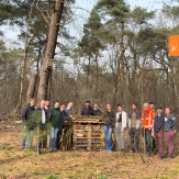 <p>Wat gebeurt er als je op een zonnige dag samen naar buiten gaat en werkhandschoenen aantrekt? Dan merk je hoe leuk en waardevol het is om samen praktisch aan de slag te gaan in de natuur.<br />
<br />
Afgelopen zaterdag staken collega&rsquo;s van Antea Group, samen met vrienden en familie, de handen uit de mouwen op Landgoed Alvershool in Nuenen. Na een korte veiligheidsinstructie en een rondleiding door het bos gingen zij aan de slag met het bouwen van een reuze‑insectenhotel van bosmateriaal, het snoeien en vrijmaken van de ven voor meer lichtinval en het maken van takkenrillen van vrijkomend snoeihout. Simpele ingrepen, met groot effect voor de biodiversiteit.<br />
<br />
De grote variatie aan biotopen en vegetatie maakt dit bos bij uitstek geschikt voor onderzoek, educatie en het delen van kennis over biodiversiteit, klimaatadaptatie en duurzaam natuurbeheer.<br />
<br />
Volgens Hugo Damen laat deze dag precies zien waar het om draait:<br />
&ldquo;Dit is leren door te doen: zichtbare impact op biodiversiteit &eacute;n sterke samenwerking.&rdquo;<br />
<br />
⭐ Lees hier meer over ons bos via link in bio.<br />
#biodiversiteit&nbsp;#natuurherstel&nbsp;#natuurwerkdag</p>
