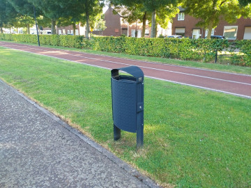 Afvalzakken naast afvalbak