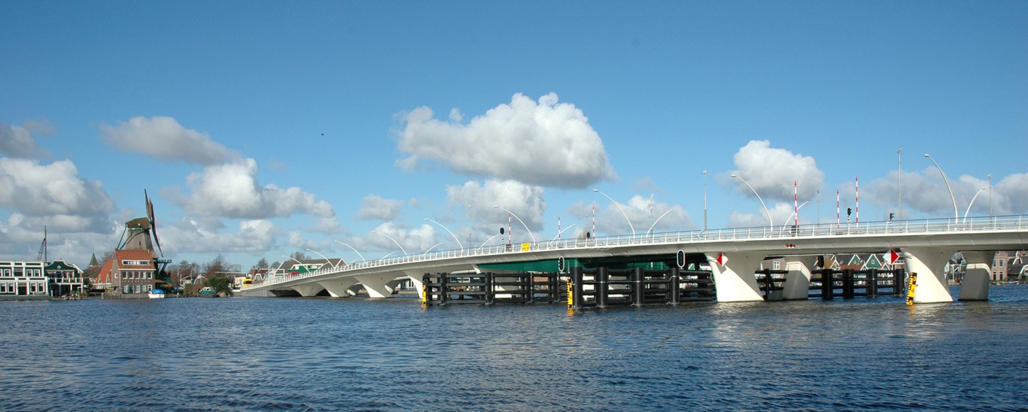 Bijzondere Julianabrug te Zaanstad 