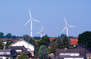 windturbines bij huizen
