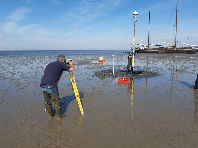 Het monitoren van bodemdaling in de Waddenzee en Harlingen