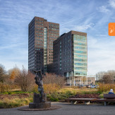 <p>Tijdens de Week van de Circulaire Economie kijken we terug op onze verhuizing naar Almere.<br />
<br />
Echte circulariteit begint niet bij aanschaf, maar bij afweging.<br />
Dat zagen we terug in de keuzes die we maakten.<br />
<br />
Niet alles nieuw. Niet alles mooier. W&eacute;l slimmer.<br />
<br />
Bij de inrichting van ons nieuwe kantoor stelden we ons telkens dezelfde vraag: wat is al goed, en kan blijven?<br />
Circulariteit was daarbij geen ambitie op papier, maar een praktische keuze. We hergebruikten wat werkte en vernieuwden alleen als het &eacute;cht iets toevoegde.<br />
<br />
Zoals Facilitair Co&ouml;rdinator Guido de Leeuw het verwoordt:<br />
&ldquo;Alleen als iets aantoonbaar toegevoegde waarde had, kozen we voor vervanging.&rdquo;<br />
<br />
Dat zag je terug in het ontwerp: bestaande wanden bleven in gebruik, tapijttegels kregen een tweede leven en kozijnen werden gemaakt van resthout uit een timmerfabriek.<br />
<br />
Meer over onze circulaire keuzes bij de inrichting van ons kantoor in Almere lees je via link in bio.<br />
<br />
Hoe maak jij circulariteit concreet in je eigen werkomgeving? Wat hergebruik jij bewust?<br />
#circulaireeconomie&nbsp;#weekvandeCE</p>
